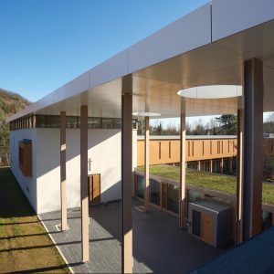Toit vert et toit-terrasse pour l'Abbaye Val Notre-Dame. Réalisation Toits Vertige.