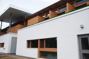Toit vert et toit-terrasse pour l'Abbaye Val Notre-Dame. Réalisation Toits Vertige.