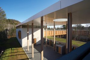 Toit vert et toit-terrasse pour l'Abbaye Val Notre-Dame. Réalisation Toits Vertige.