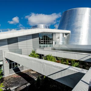Réalisation Toits Vertige. Conception de toits verts et d'un toit-terrasse pour le Planétarium Rio Tinto Montréal.