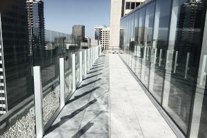 Toits Vertige. Aménagement terrasse sur toit avec végétation et dalles sur plots pour le Reine-Elizabeth Montréal,