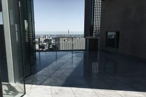 Toits Vertige. Aménagement terrasse sur toit avec végétation et dalles sur plots pour le Reine-Elizabeth Montréal,