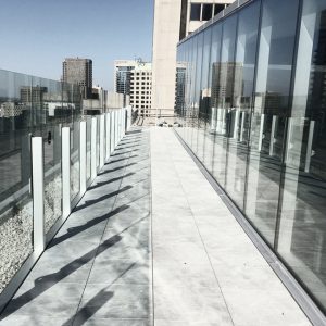 Toits Vertige. Aménagement terrasse sur toit avec végétation et dalles sur plots pour le Reine-Elizabeth Montréal,