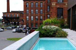 Conception et installation d’une terrasse verte avec piscine sur le garage.